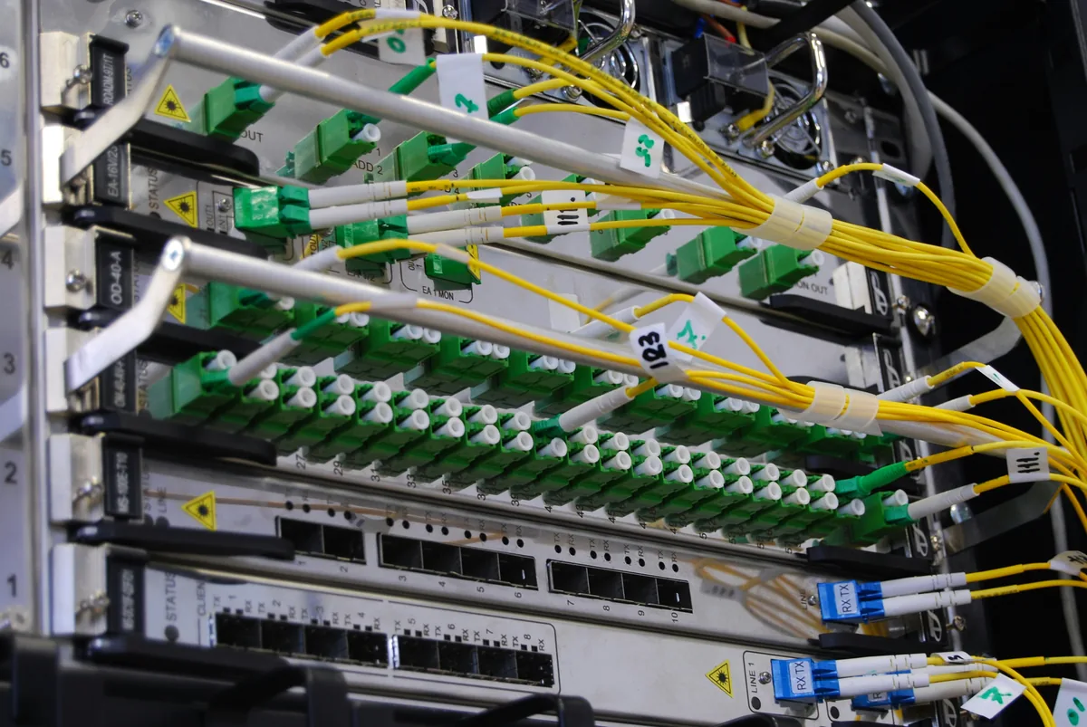 Patch panel με οπτικές ίνες και κίτρινα καλώδια δικτύου σε έργο μεγάλης κλίμακας