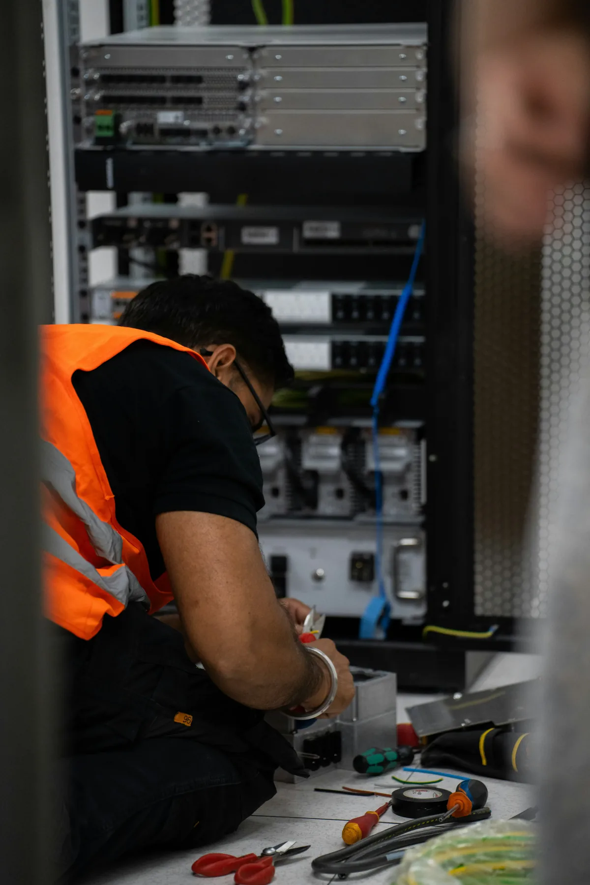 Τεχνικός εργάζεται επιτόπου σε εξοπλισμό server rack